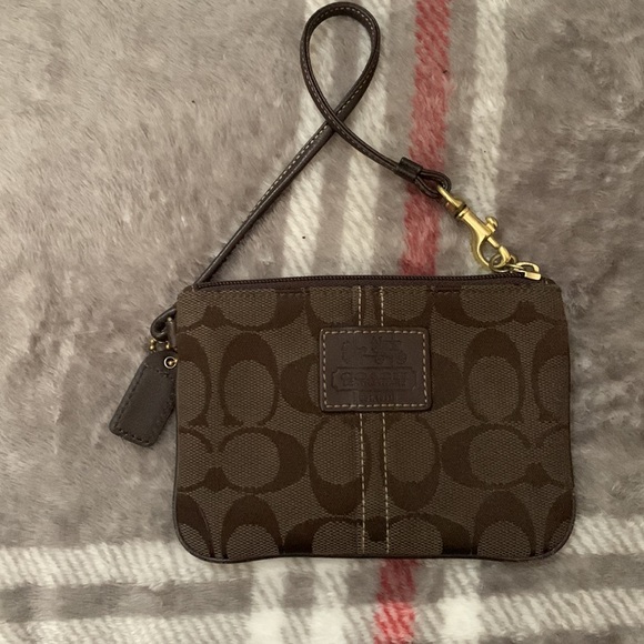 A cute coach wristlet in very good condition, no stains or marks on inside n out - Picture 4 of 4